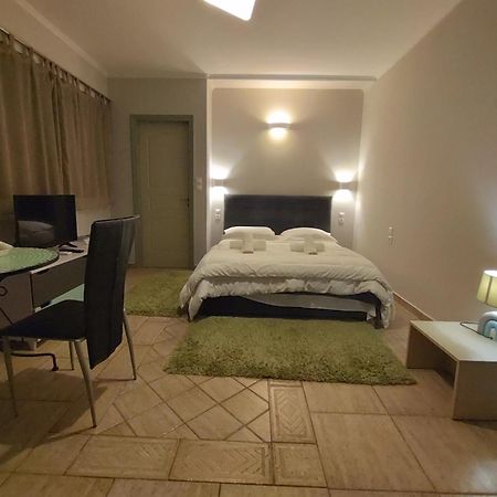 Central Studio - Fully Equiped. Ideal For Couples Patras Esterno foto
