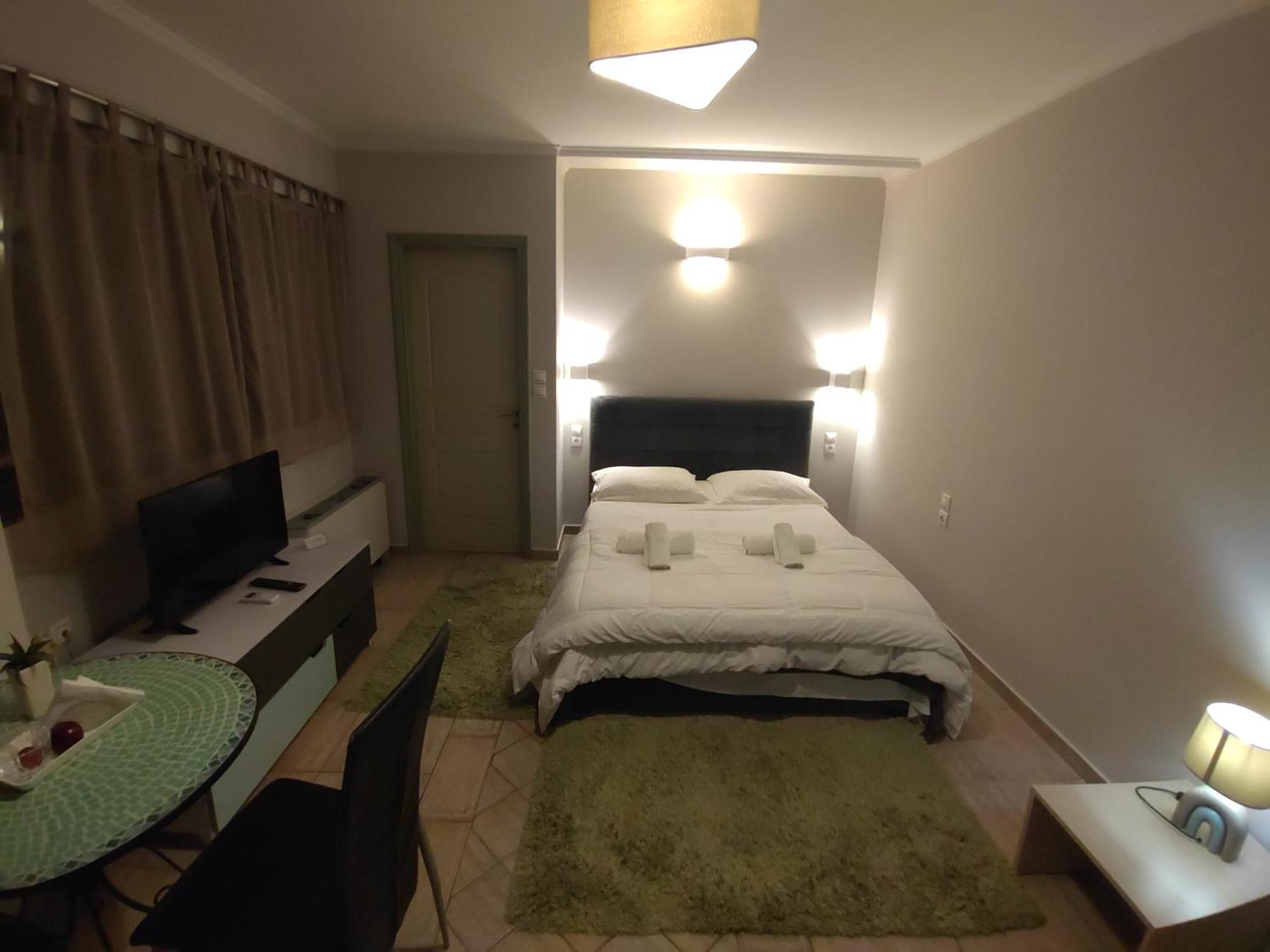 Central Studio - Fully Equiped. Ideal For Couples Patras Esterno foto