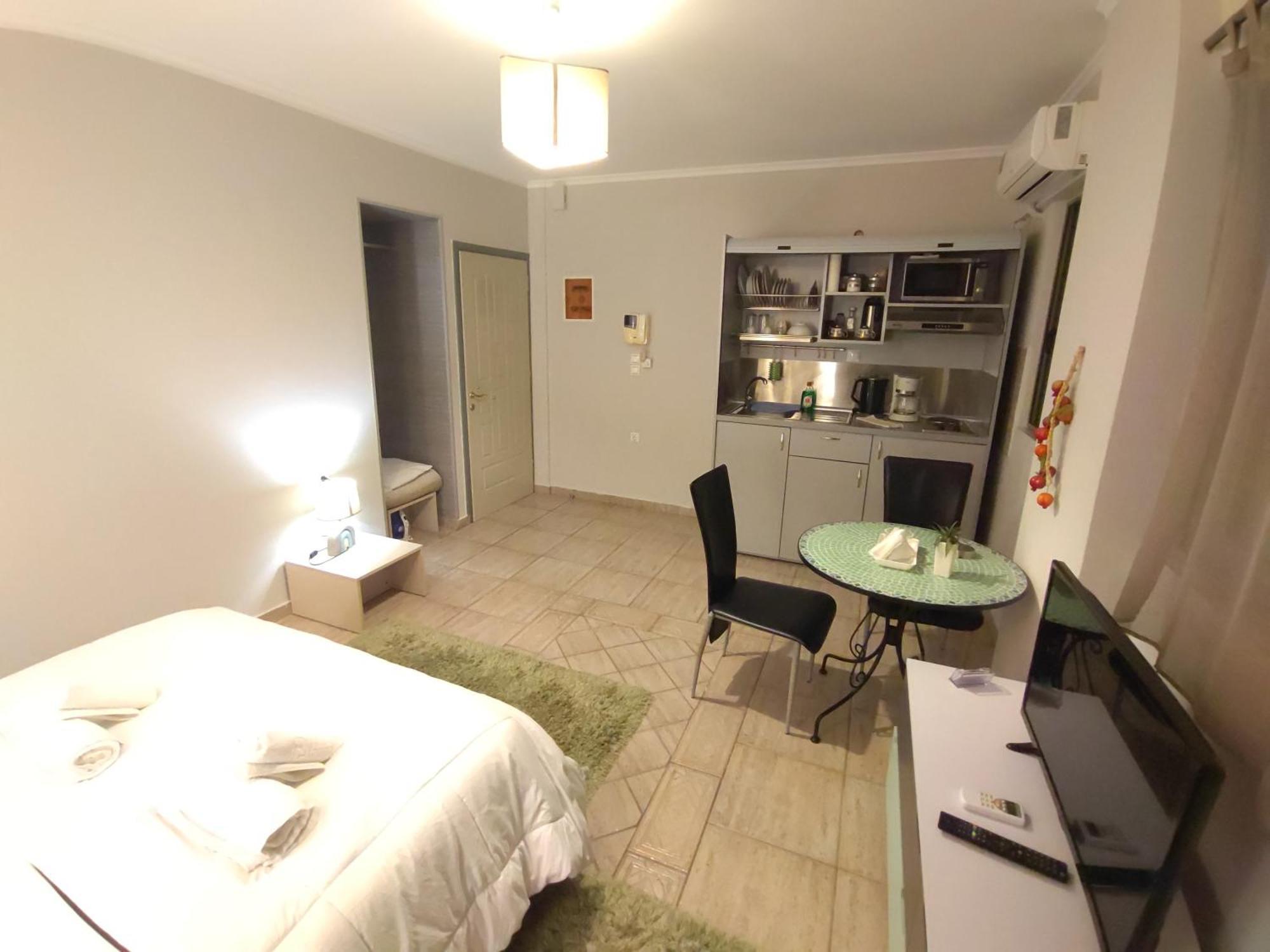 Central Studio - Fully Equiped. Ideal For Couples Patras Esterno foto