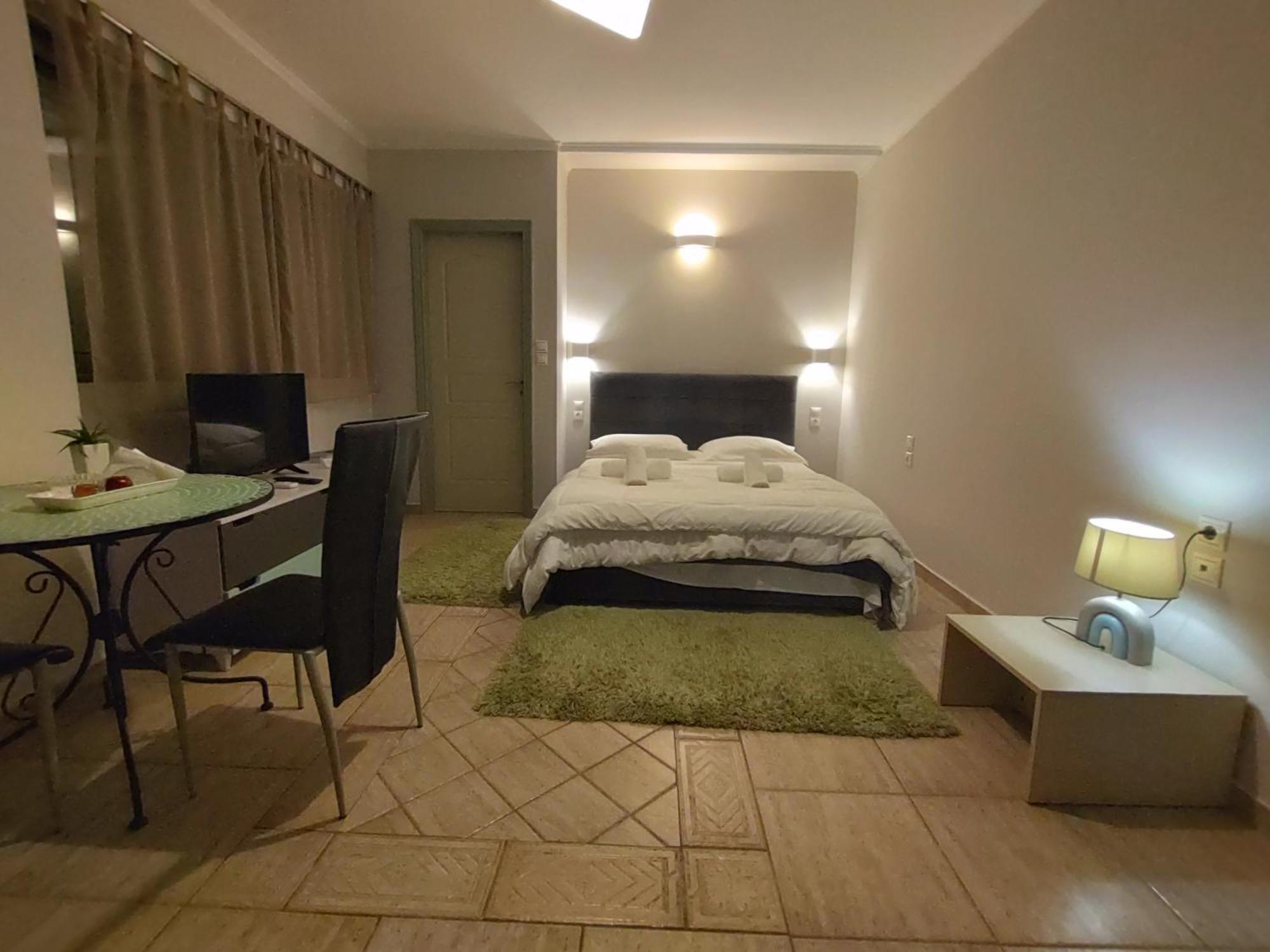 Central Studio - Fully Equiped. Ideal For Couples Patras Esterno foto