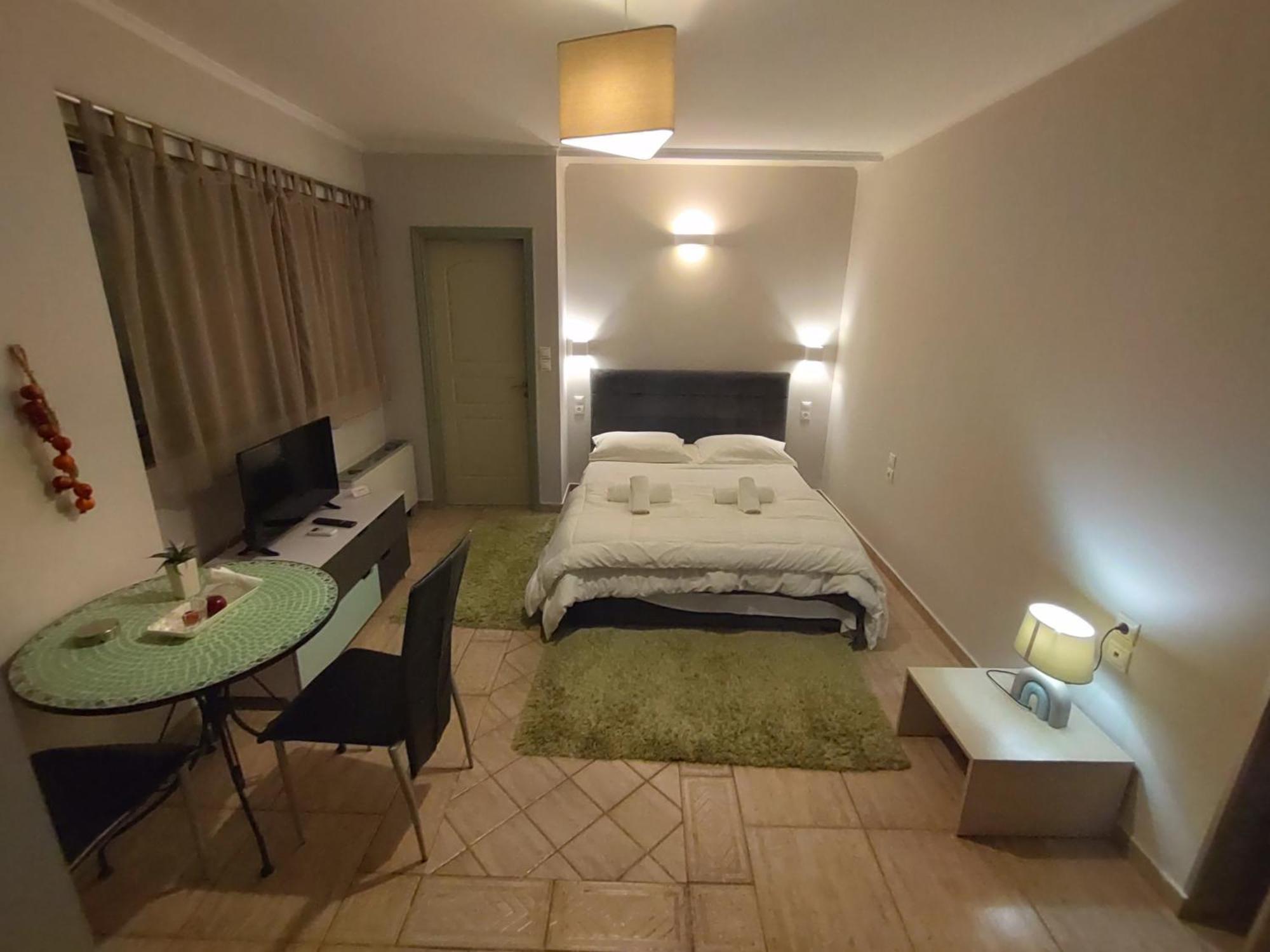Central Studio - Fully Equiped. Ideal For Couples Patras Esterno foto