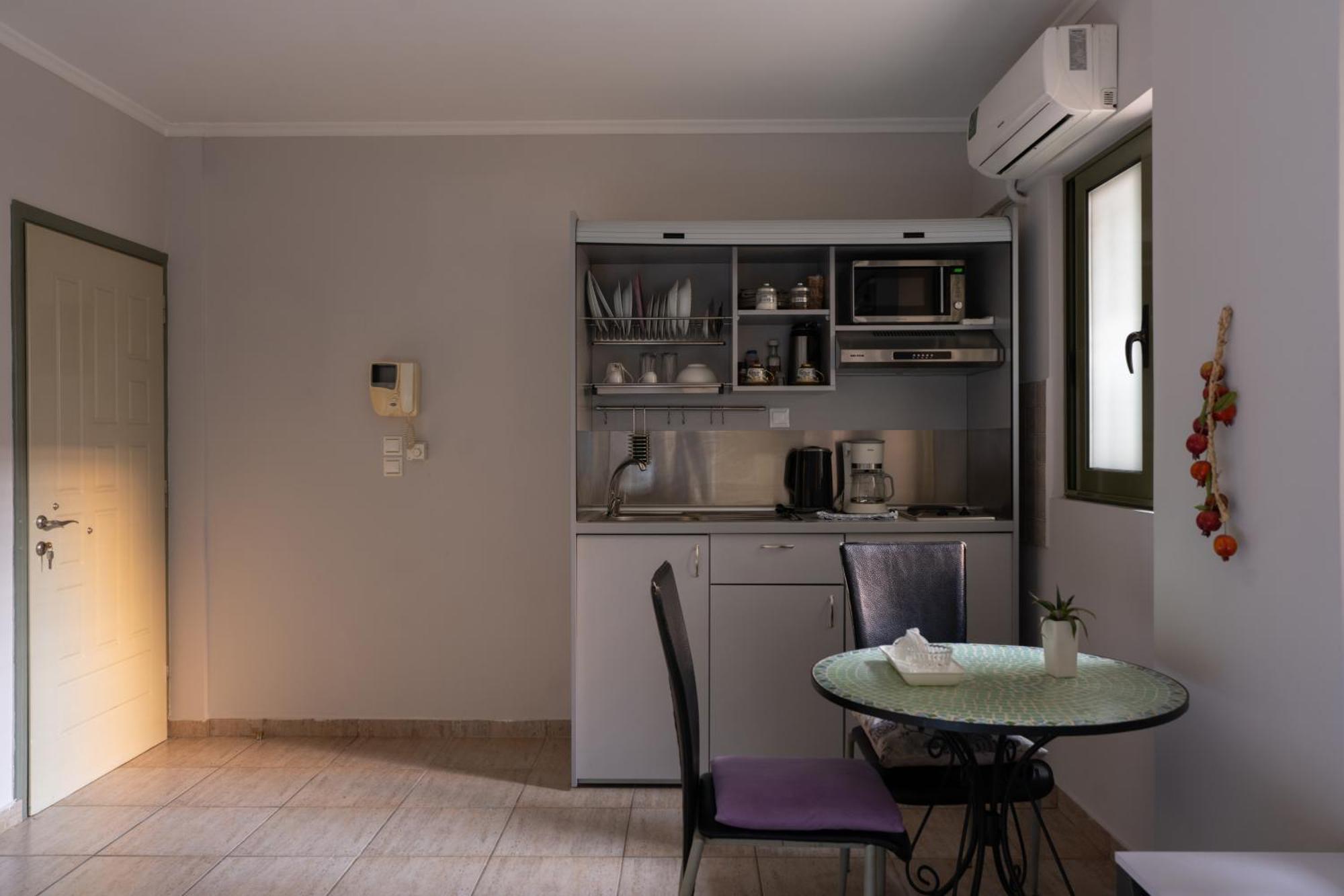 Central Studio - Fully Equiped. Ideal For Couples Patras Esterno foto