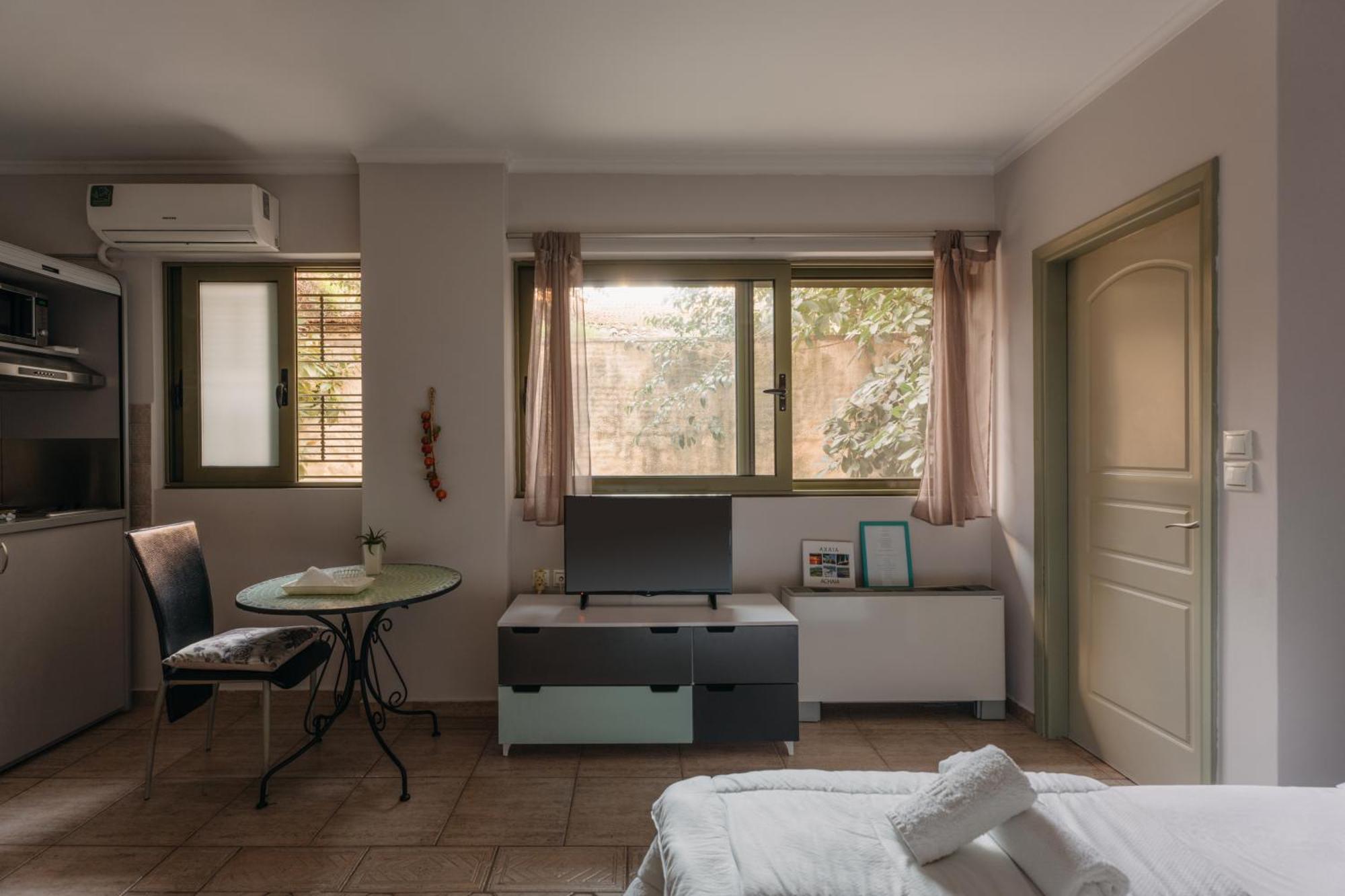 Central Studio - Fully Equiped. Ideal For Couples Patras Esterno foto